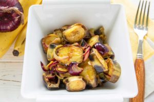 бананы с луком и карри