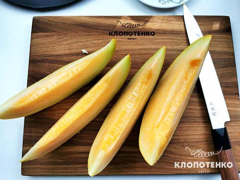 Отрежьте четыре дольки дыни