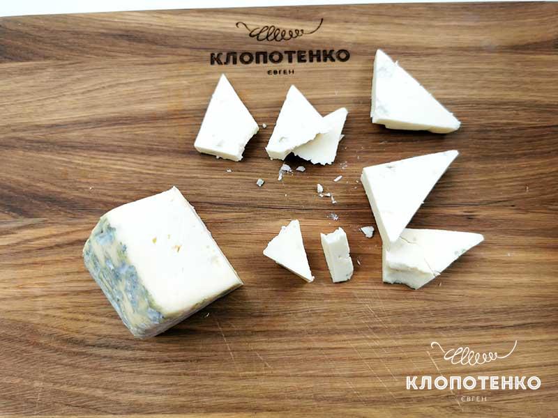 Нарежьте сыр