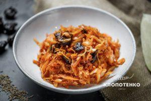 тушенная капуста с черносливом