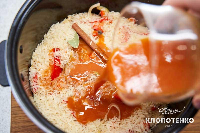 Влейте томатную пасту с куркумой