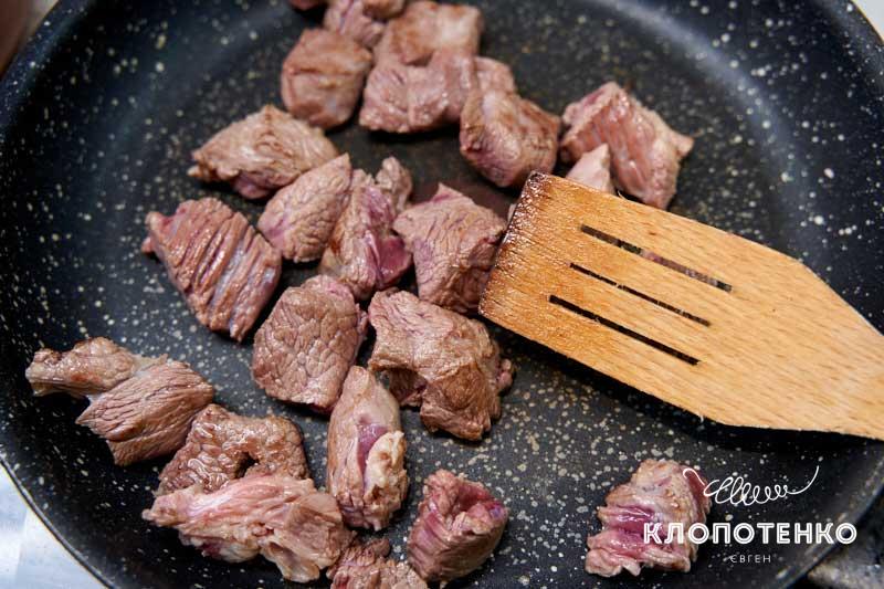 Поджарьте мясо