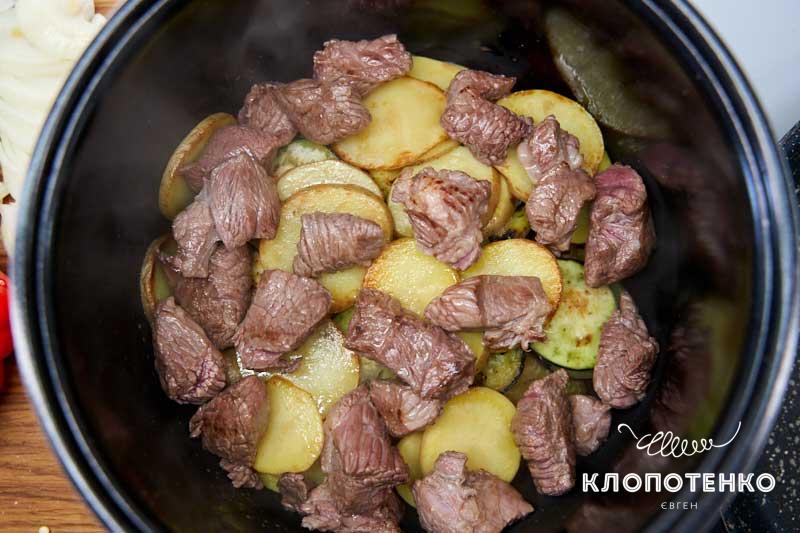 Выложите картошку и мясо на другие овощи слоями