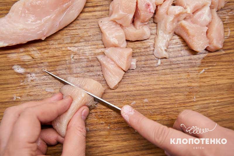 Нарежьте курицу