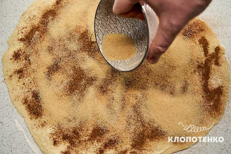 Посыпьте корицей и сахаром