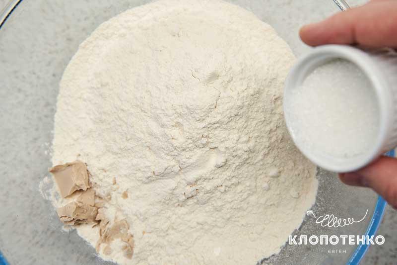 Смешайте сахар, муку и дрожжи