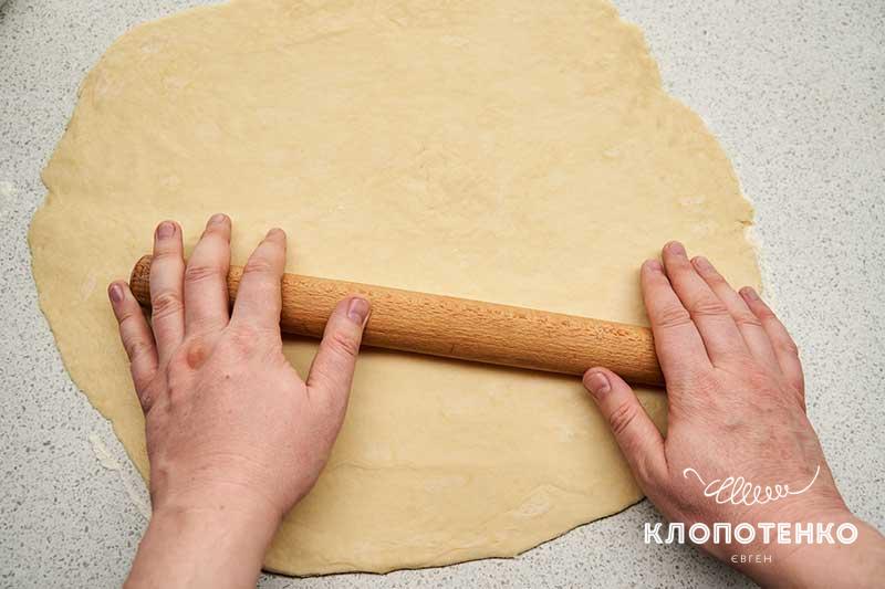 Раскатайте тесто в пласт