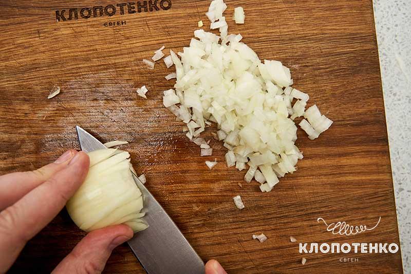 Нарежьте лук