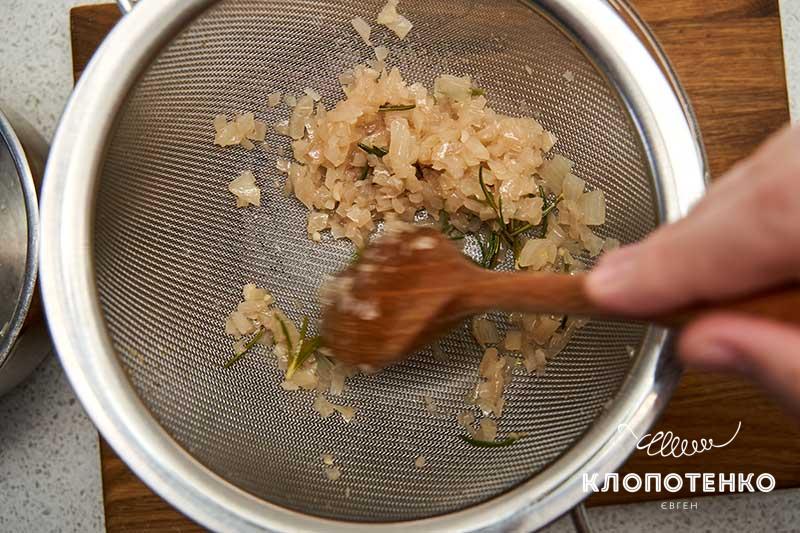 Хорошо отожмите ложкой