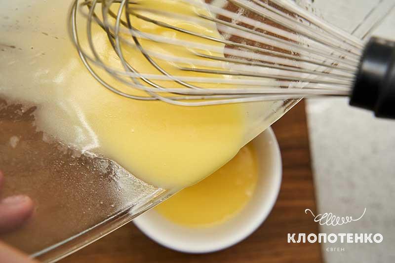 Перелейте готовый соус