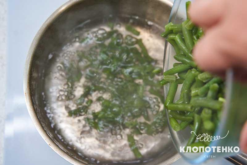 Закипятите воду в сотейнике и забросьте туда фасоль