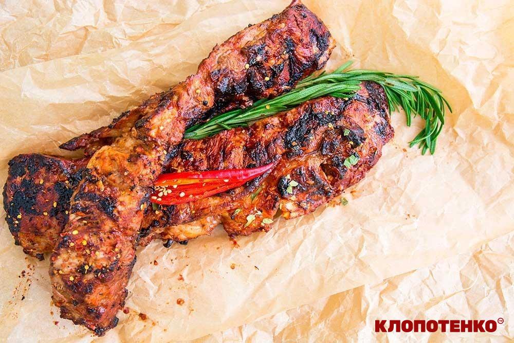 Свинячі ребра на грилі