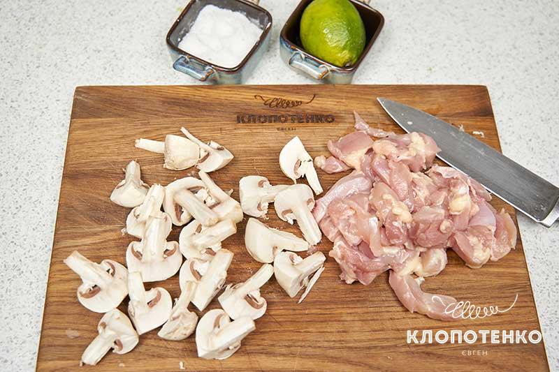 Нарежьте мясо и грибы