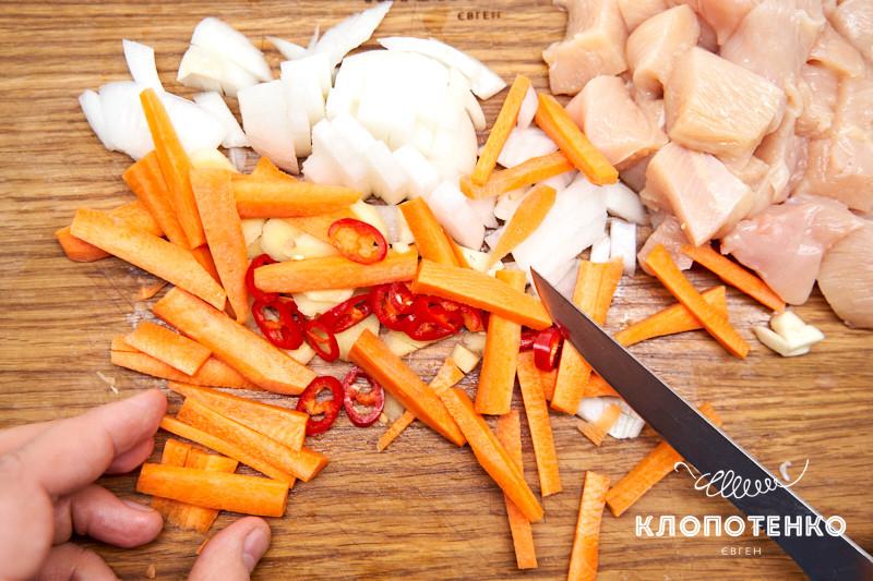 жареный рис с яйцом и куритцей