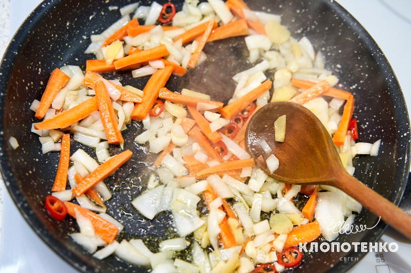 жареный рис с яйцом и курицей