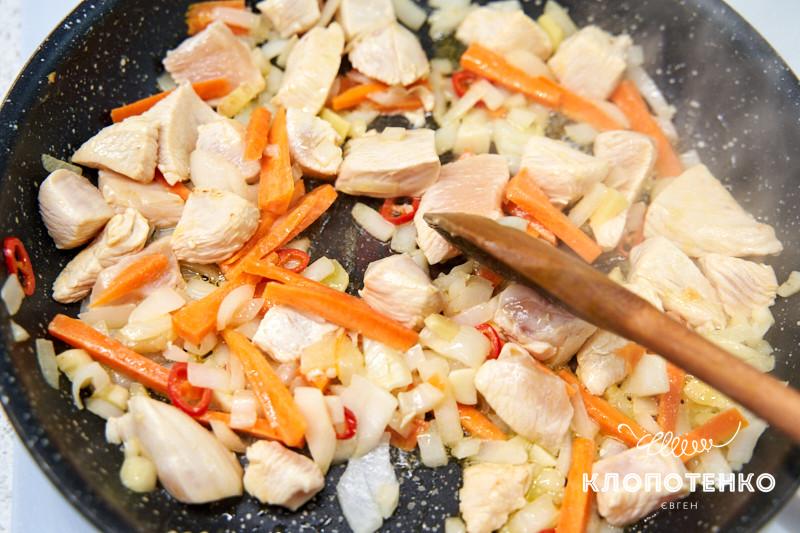 жареный рис с яйцом и курицей