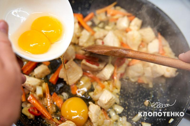 жареный рис с яйцом и курицей