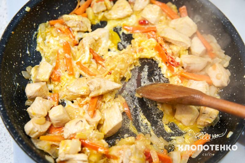 жареный рис с яйцом и курицей