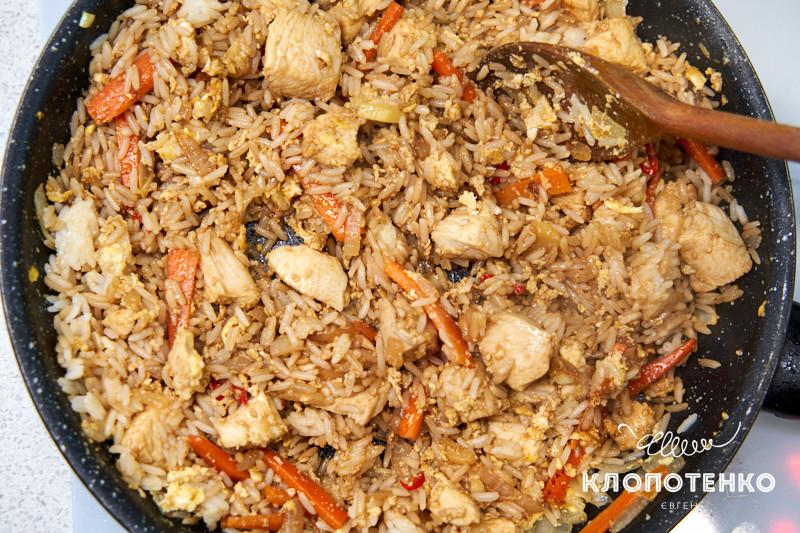 жвреный рис с яйцом и курицей