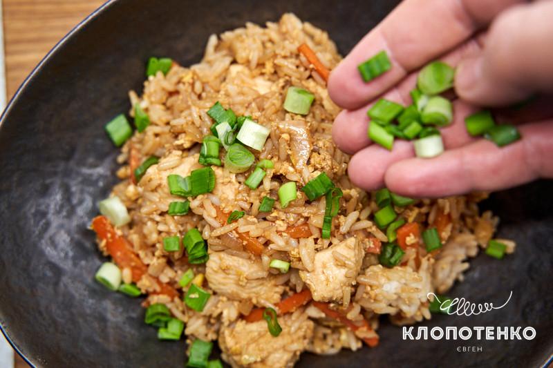 жареный рис с яйцом и курицей