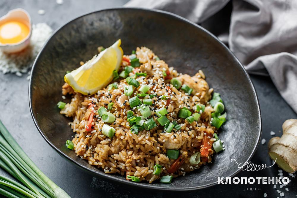 жареный рис с яйцом и курицей
