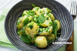 Молодв картофпля з цибулею і м'ятою