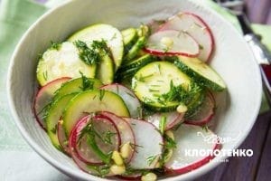 Простой салат с цукини и редисом
