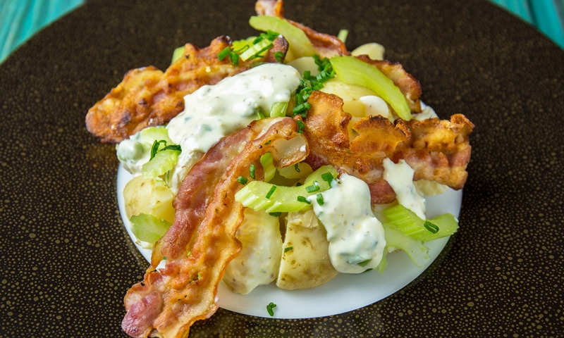 Salat-iz-molodogo-kartofelya-s-bekonom_site
