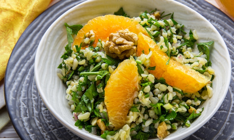Salat-s-bulgurom-apelsinom-i-petrushkoy_site