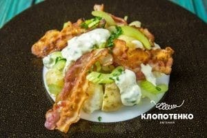 Салат з молодої картоплі з беконом