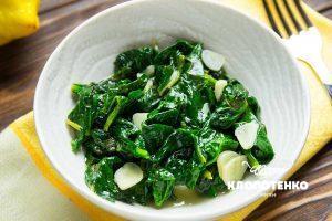 Spinach with garlic and lemon juice