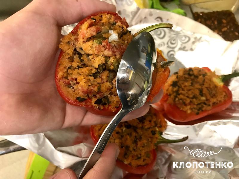 Нафаршируйте перец получившейся смесью