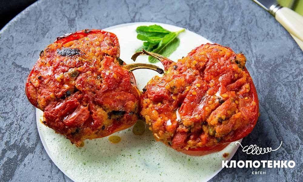 Фарширований перець із сухарями та оливками