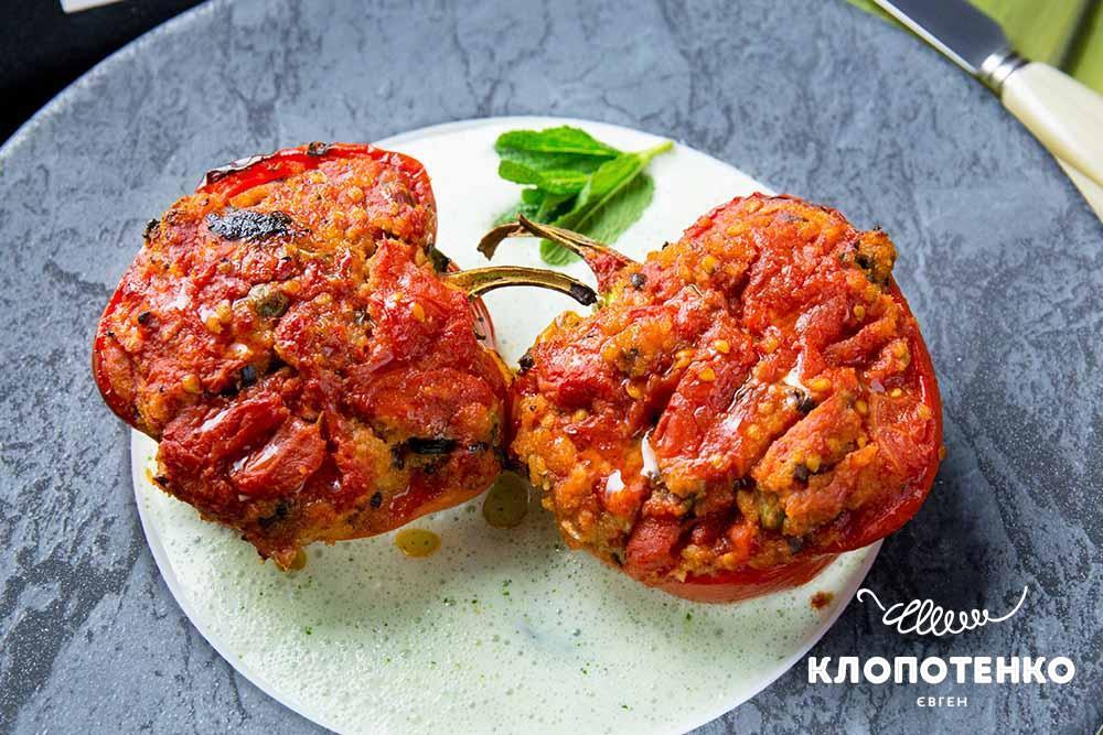 Фарширований перець із сухарями та оливками