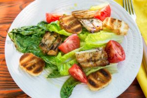 салат с курицей гриль