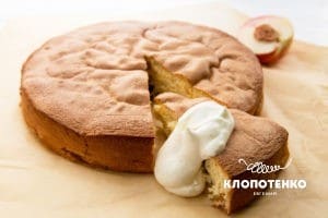 Шарлотка з персиками