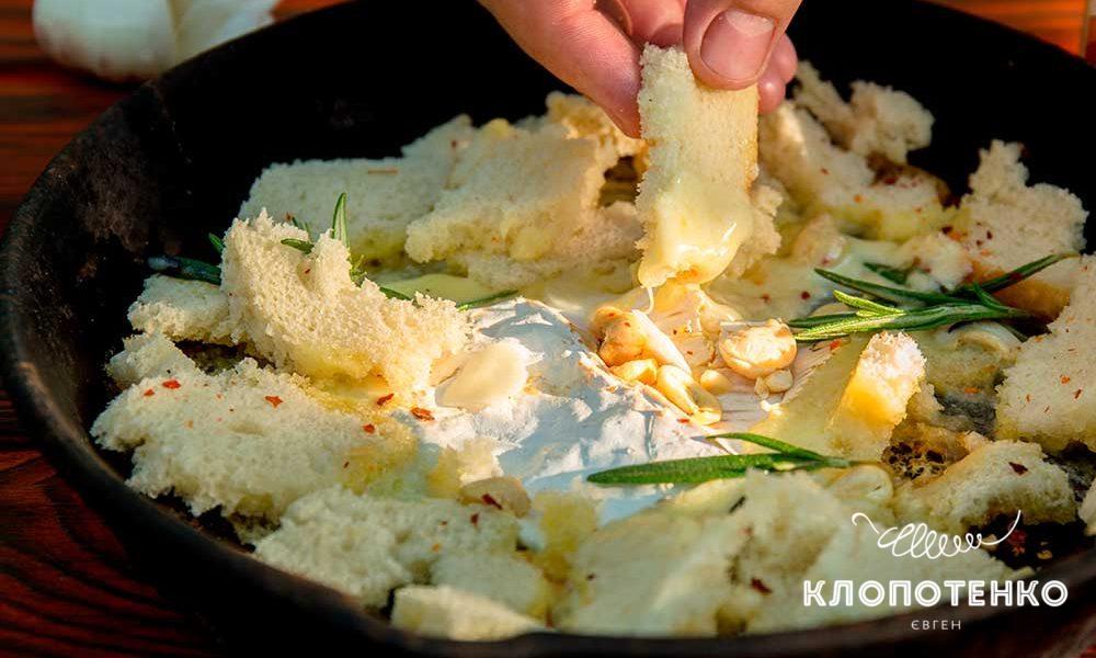 М'який сир з розмарином на багатті