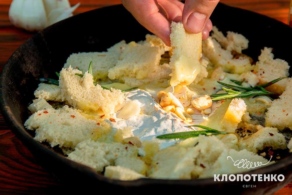 М'який сир з розмарином на багатті