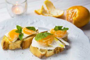 бутерброды с мандарином и сыром фета