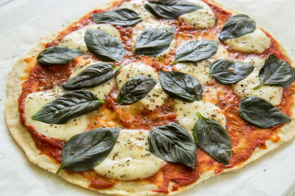 Piza-z-tomatom-i-bazilikom_siteWebUkr Піца з томатом і базиліком