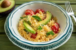 салат с куском и авокадо
