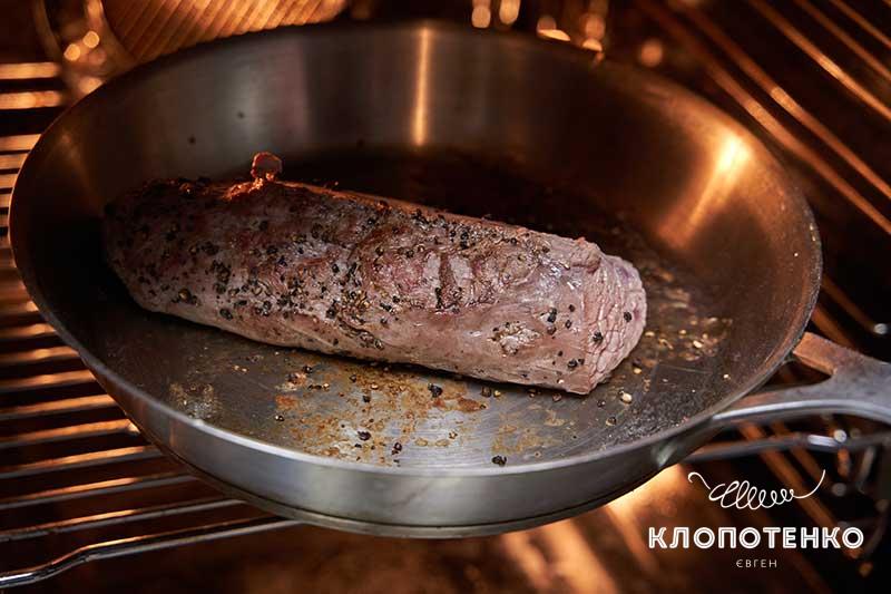 Поставьте мясо в духовку