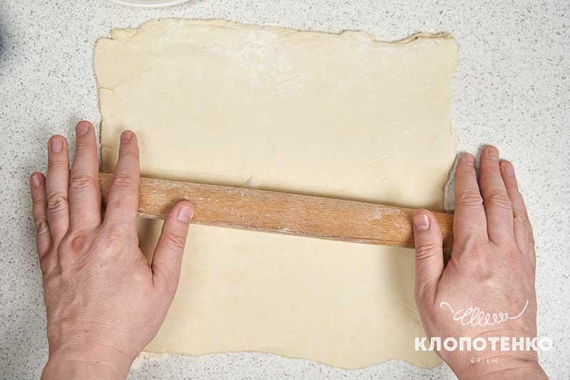 Раскатайте тесто