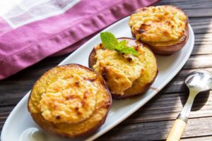 Персики, запечені з сиром