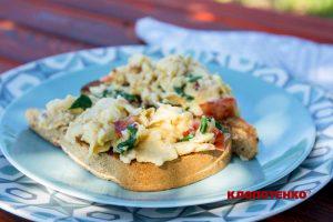 Тости з яйцем скрамбл