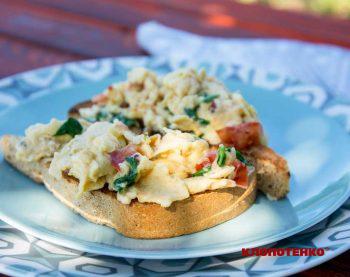 Тости з яйцем скрамбл