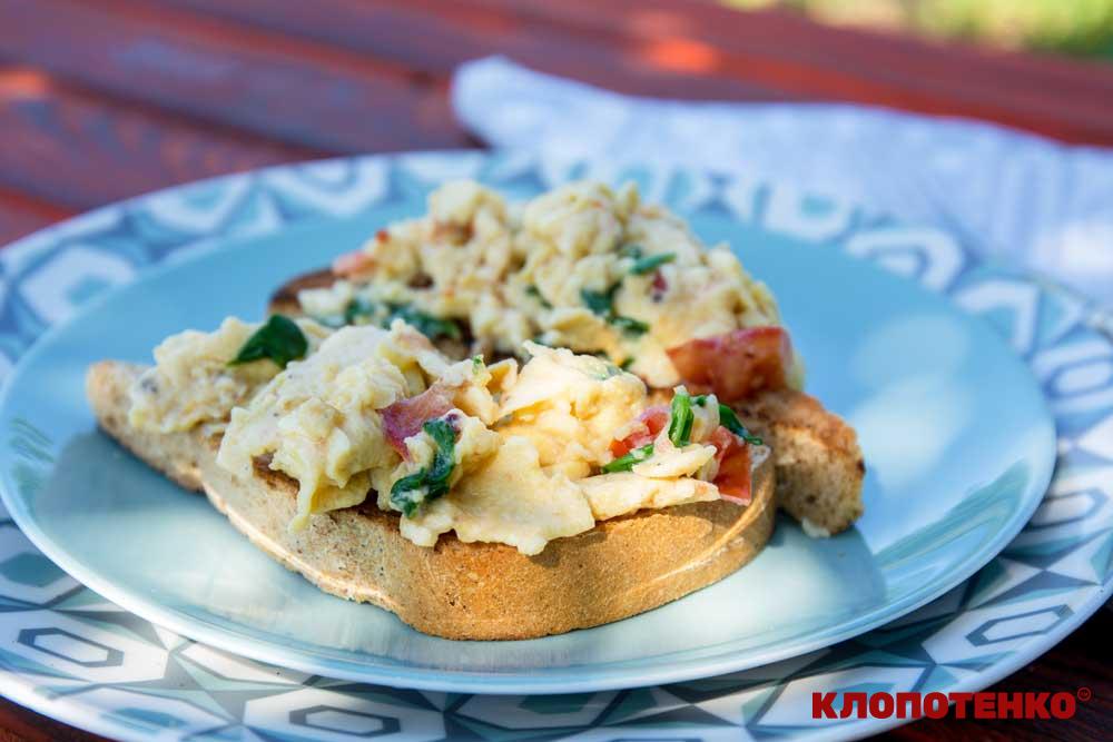 Тости з яйцем скрамбл