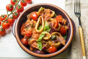 салат с кальмарами и томатами