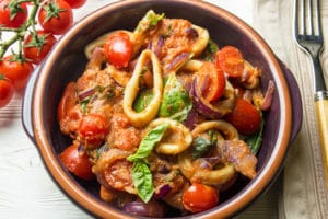 Салат з кальмарами і томатами