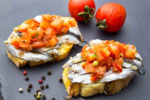 Бутерброды с килькой